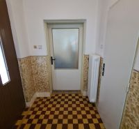 Na predaj rodinný dom Dulovce ! - Dlažba so šachovnicovým vzorom v interiéri rodinného domu s bielymi stenami.