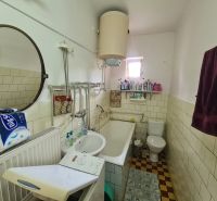 Na predaj rodinný dom Dulovce ! - Kúpeľňa so zrkadlom, umývadlom, vaňou a práčkou v rodinnom dome.