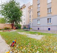 Staromestský 3,5-izbový byt s pivnicou, 29. augusta, Staré Mesto, BA I - Dvor s ihriskom a trampolínou pri 4-izbovom byte na ulici 29. augusta, Bratislava.