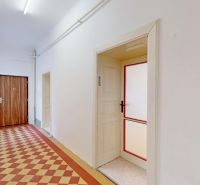 Staromestský 3,5-izbový byt s pivnicou, 29. augusta, Staré Mesto, BA I - Chodba v 4-izbovom byte s geometrickou dlažbou a bielymi stenami.