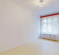 Staromestský 3,5-izbový byt s pivnicou, 29. augusta, Staré Mesto, BA I - Izba s dreveným dekorom a veľkým oknom v 4-izbovom byte.