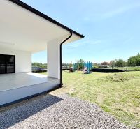 Novostavba 4i RD-pripravený na nasťahovanie-pokojná lokalita - Rodinný dom v Beladiciach s terasou a detskými atrakciami na trávnatom pozemku.