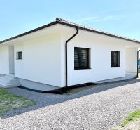 Novostavba 4i RD-pripravený na nasťahovanie-pokojná lokalita - Rodinný dom v Beladiciach so svetlou fasádou a kamenným vstupom.