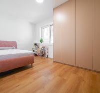 Novostavba 4i RD-pripravený na nasťahovanie-pokojná lokalita - Spálňa v rodinnom dome s posteľou, vstavanou skriňou a podlahou s dreveným dekorom.