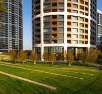 SKY PARK 3izbový byt a výhľad na hrad - Budovy v Bratislave - Starom Meste na Čulenovej, obklopené trávnikom a stromami.