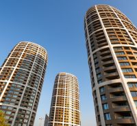 SKY PARK 3izbový byt a výhľad na hrad - Výškové budovy s oblými tvarmi na ulici Čulenova v Bratislave, Staré Mesto.