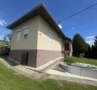 Rodinný dom Orlov - na predaj  - Rodinný dom v Orlove s príjazdovou cestou, autom a upravenou záhradou.