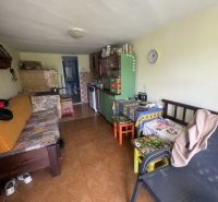 Rodinný dom Orlov - na predaj  - Obývacia izba v rodinnom dome s podlahou s dreveným dekorom a farebným nábytkom.