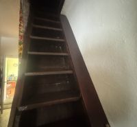 Rodinný dom Orlov - na predaj  - Schodisko vedúce hore v rodinnom dome s tmavými drevenými schodmi.