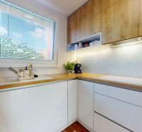 3-izbový byt 65m2 + loggia 5m2 | Na pasekách - Svetlá kuchyňa s bielymi skrinkami a dreveným dekorom v 3-izbovom byte.