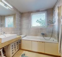 3-izbový byt 65m2 + loggia 5m2 | Na pasekách - Kúpeľňa s vaňou, umývadlom, dekoratívnymi obkladmi a oknom v 3-izbovom byte.