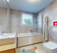 3-izbový byt 65m2 + loggia 5m2 | Na pasekách - Kúpeľňa v 3-izbovom byte so vzorovanými obkladmi, vaňou a oknom.