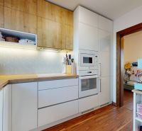 3-izbový byt 65m2 + loggia 5m2 | Na pasekách - Kuchyňa v 3-izbovom byte s podlahou s dreveným dekorom a zabudovanými spotrebičmi.