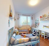 3-izbový byt 65m2 + loggia 5m2 | Na pasekách - Detská izba s dvomi posteľami, pracovným stolom a dekoráciami, 3-izbový byt.
