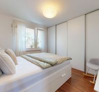 3-izbový byt 65m2 + loggia 5m2 | Na pasekách - Spálňa s posteľou, vstavanou skriňou a podlahou s dreveným dekorom v 3-izbovom byte.