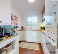 3-izbový byt 65m2 + loggia 5m2 | Na pasekách - Kuchyňa v 3-izbovom byte s modernými spotrebičmi a podlahou s dreveným dekorom.