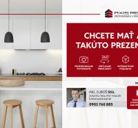 ZARIADENÁ garsónka na brehu jazera Draždiak s parkovaním - Reklamný materiál s kuchynským ostrovčekom, podlahou s dreveným dekorom a marketingovými službami.