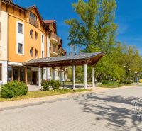 ZARIADENÁ garsónka na brehu jazera Draždiak s parkovaním - Budova s balkónmi a krytou vstupnou časťou na Antolskej ulici v Bratislave - Petržalke.