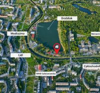 ZARIADENÁ garsónka na brehu jazera Draždiak s parkovaním - Letecký pohľad na lokalitu Antolská v Bratislave s Draždiakom, nemocnicou a obchodmi.