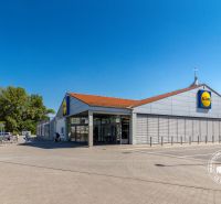 ZARIADENÁ garsónka na brehu jazera Draždiak s parkovaním - Predajňa Lidl v Bratislave - Petržalke, Vígľašská, s parkoviskom a zákazníkmi.