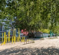ZARIADENÁ garsónka na brehu jazera Draždiak s parkovaním - Exteriér v Bratislave-Petržalka na Vígľašskej ulici s vonkajším fitness ihriskom.