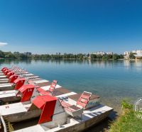 ZARIADENÁ garsónka na brehu jazera Draždiak s parkovaním - Paddleboardy na brehu jazera v Bratislave-Petržalke na Vígľašskej ulici.