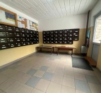 Rezervovaný - Na predaj priestranný 2-izbový byt v Topoľčanoch - Interiér vchodu s poštovými schránkami a nástenkami priestorov 2-izbového bytu.