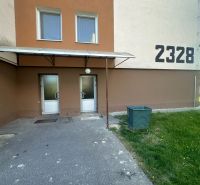 Rezervovaný - Na predaj priestranný 2-izbový byt v Topoľčanoch - Vchod do bytového domu na Pavla Országha Hviezdoslava v Topoľčanoch, vhodný pre 2-izbový byt.