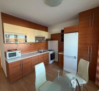 3 izbový byt s balkónom v meste Levice - Kuchyňa v 3-izbovom byte s dreveným dekorom a moderným zariadením.