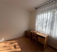 3 izbový byt s balkónom v meste Levice - Izba s pracovným stolom a stoličkou, podlaha s dreveným dekorom.