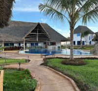 Dom pri pláži s vlastnou studňou a bazénom - Zanzibar, Uroa O578ZL - Rodinný dom v Zanzibare s bazénom a palmou na záhrade.