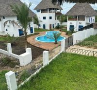 Dom pri pláži s vlastnou studňou a bazénom - Zanzibar, Uroa O578ZL - Rodinné domy v Zanzibare s bazénom, palmami a trávnikom vytvárajú tropickú atmosféru.