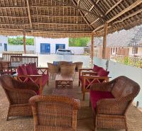 Dom pri pláži s vlastnou studňou a bazénom - Zanzibar, Uroa O578ZL - Zastrešená terasa s ratanovým nábytkom v Zanzibare ponúka rodinnému domu príjemné miesto na relax.