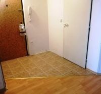 3 izbový byt na sidlisku Stráňany - Chodba 3-izbového bytu s dlažbou a podlahou s dreveným dekorom.