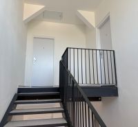 PODKROVNÝ 2 IZB. BYT (56m2), REZIDENCIA SADOVÁ, SENICA - Schodisko s kovovým zábradlím v 2-izbovom byte, minimalistický štýl.