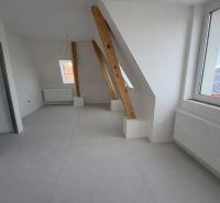 PODKROVNÝ 2 IZB. BYT (56m2), REZIDENCIA SADOVÁ, SENICA - Podkrovný interiér v 2-izbovom byte s jasnými stenami a hranolmi.