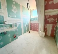 PODKROVNÝ 2 IZB. BYT (56m2), REZIDENCIA SADOVÁ, SENICA - Kúpeľňa v 2-izbovom byte s prípravou na inštaláciu, podlaha čaká na finálnu úpravu.