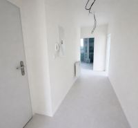 PODKROVNÝ 2 IZB. BYT (56m2), REZIDENCIA SADOVÁ, SENICA - Chodba v 2-izbovom byte s bielymi stenami a prázdnym interiérom.