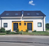 SENEC-4 izb. byt v rodinnom dome priamo v Senci - Rodinný dom na Hviezdoslavovej ulici v Senci s farebným prvkom na fasáde.