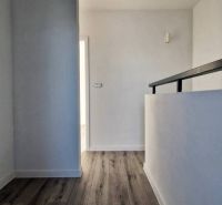 SENEC-4 izb. byt v rodinnom dome priamo v Senci - Chodba v rodinnom dome s podlahou s dreveným dekorom a bielymi stenami.