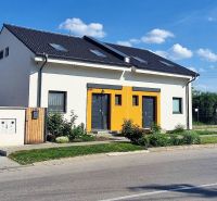 SENEC-4 izb. byt v rodinnom dome priamo v Senci - Rodinný dom na Hviezdoslavovej ulici v Senci s farebnou fasádou a záhradou.
