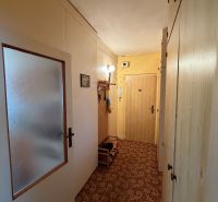 2 izbový byt pri vlakovej stanici v Nových Zámkoch - Chodba 2-izbového bytu so vstavanými skriňami a kobercovou podlahou.