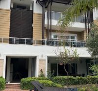 Exkluzívne na predaj Mezonetový apartmán Turecko- Side A205ZL - Budova so sklenenými balkónmi a zeleňou v Side, Turecko - Zvláštne nehnuteľnosti.