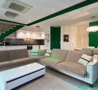 Exkluzívne na predaj Mezonetový apartmán Turecko- Side A205ZL - Obývacia izba so sedačkou, jedálenským stolom, kuchyňou a zelenými stenami. Zvláštne nehnuteľnosti.