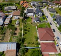 Predaj RD s pozemkom 1008 m2, Trenčín - Istebník - Letecký pohľad na rozľahlý pozemok rodinného domu na Jahodovej ulici v Trenčíne.