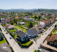 Predaj RD s pozemkom 1008 m2, Trenčín - Istebník - Rodinný dom na Jahodovej ulici v Trenčíne, obkolesený zeleňou a blízkymi domami.