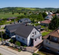Predaj RD s pozemkom 1008 m2, Trenčín - Istebník - Rodinný dom na Jahodovej ulici v Trenčíne s terasou a upravenou záhradou.