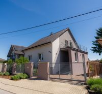 Predaj RD s pozemkom 1008 m2, Trenčín - Istebník - Rodinný dom na Jahodovej ulici v Trenčíne s prístupom cez bránku a oplotením.