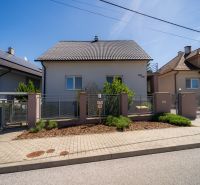 Predaj RD s pozemkom 1008 m2, Trenčín - Istebník - Rodinný dom na Jahodovej ulici v Trenčíne s upravenou predzáhradkou a bránou.