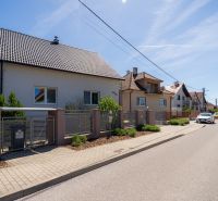Predaj RD s pozemkom 1008 m2, Trenčín - Istebník - Rodinný dom na Jahodovej ulici v Trenčíne s upravenou záhradou a dláždeným chodníkom.